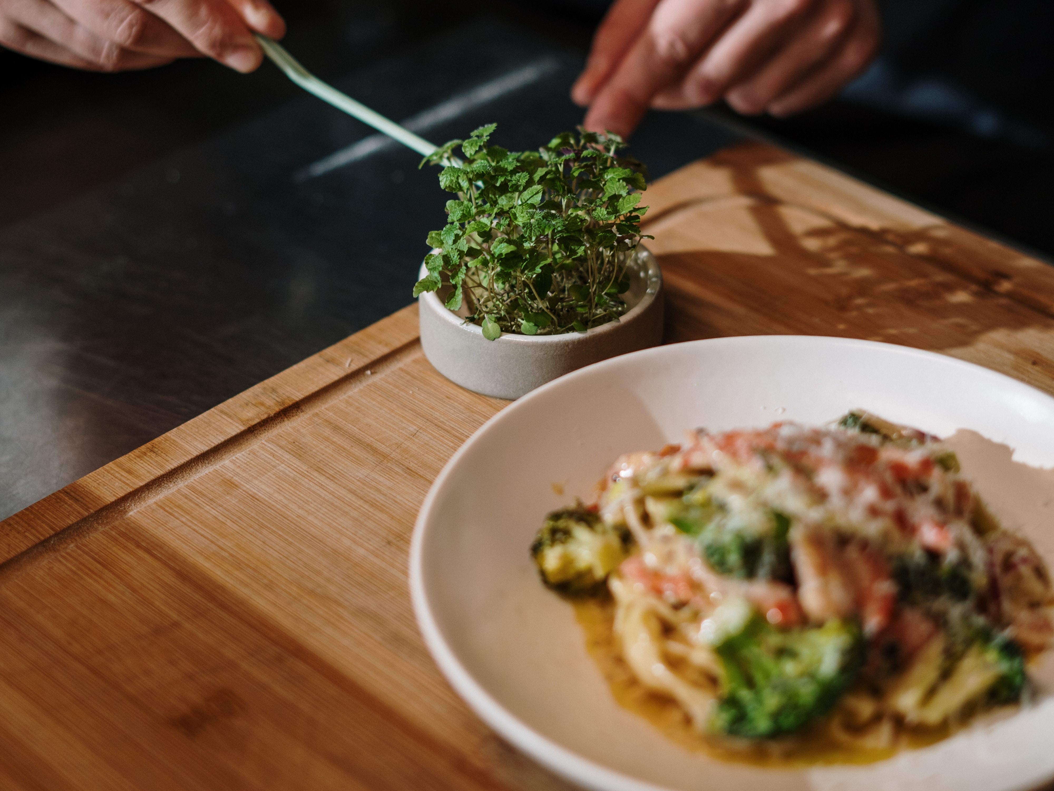 Préparation d'un repas élaboré pour restauration commerciale